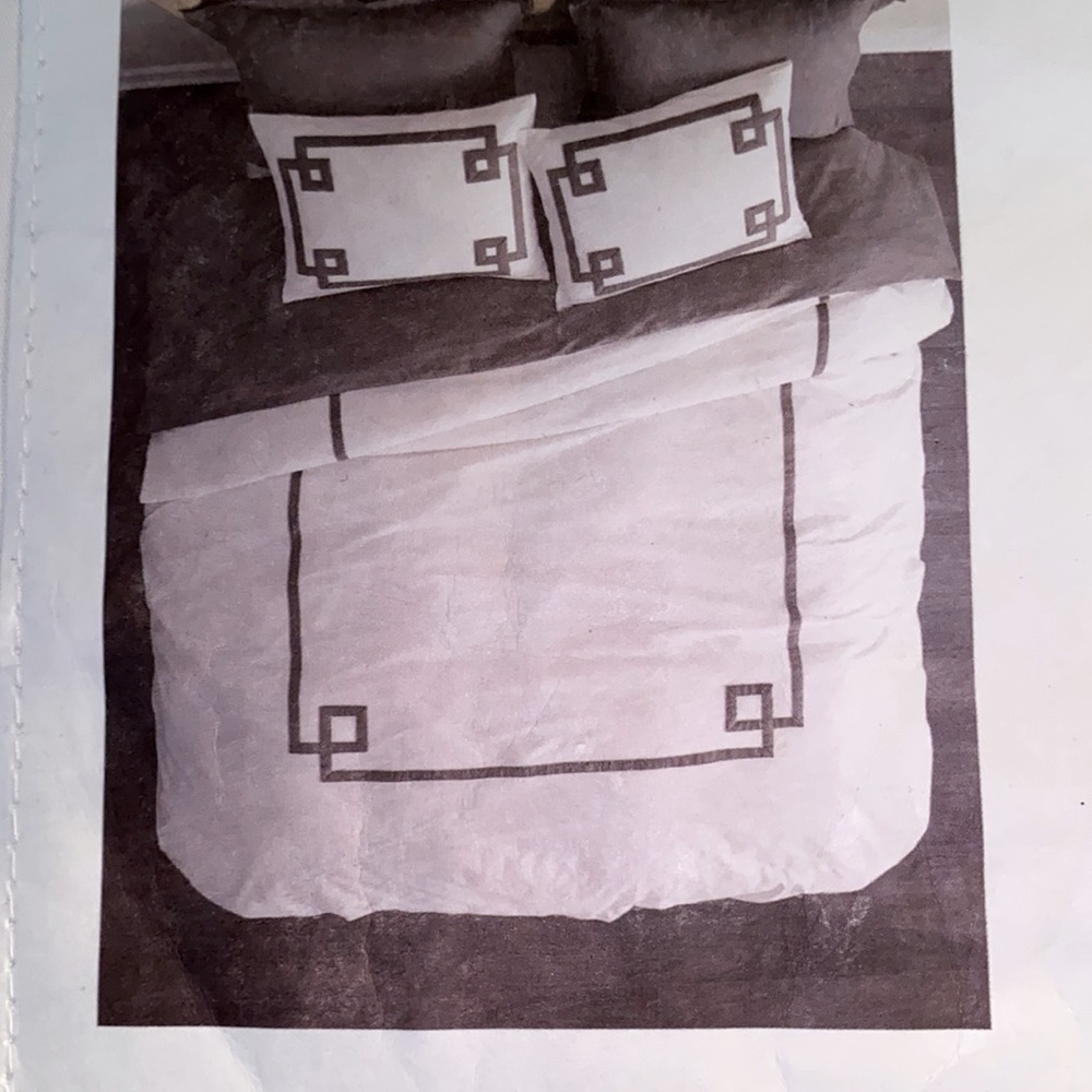 Villa
by Noble Excellence GREEK KEY
Pebble
Full/Queen
Duvet Cover, 92” by 96”